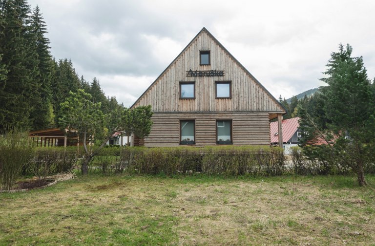 Bývalá kolonie pro úředníky celní správy byla umístěna do Anenského údolí u&nbsp;Harrachova. Je to krásné místo, kterým se vine říčka Mumlava a&nbsp;nyní je to…