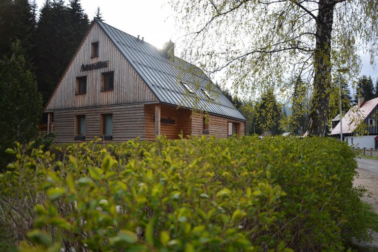 Bývalá kolonie pro úředníky celní správy byla umístěna do Anenského údolí u&nbsp;Harrachova. Je to krásné místo, kterým se vine říčka Mumlava a&nbsp;nyní je to…