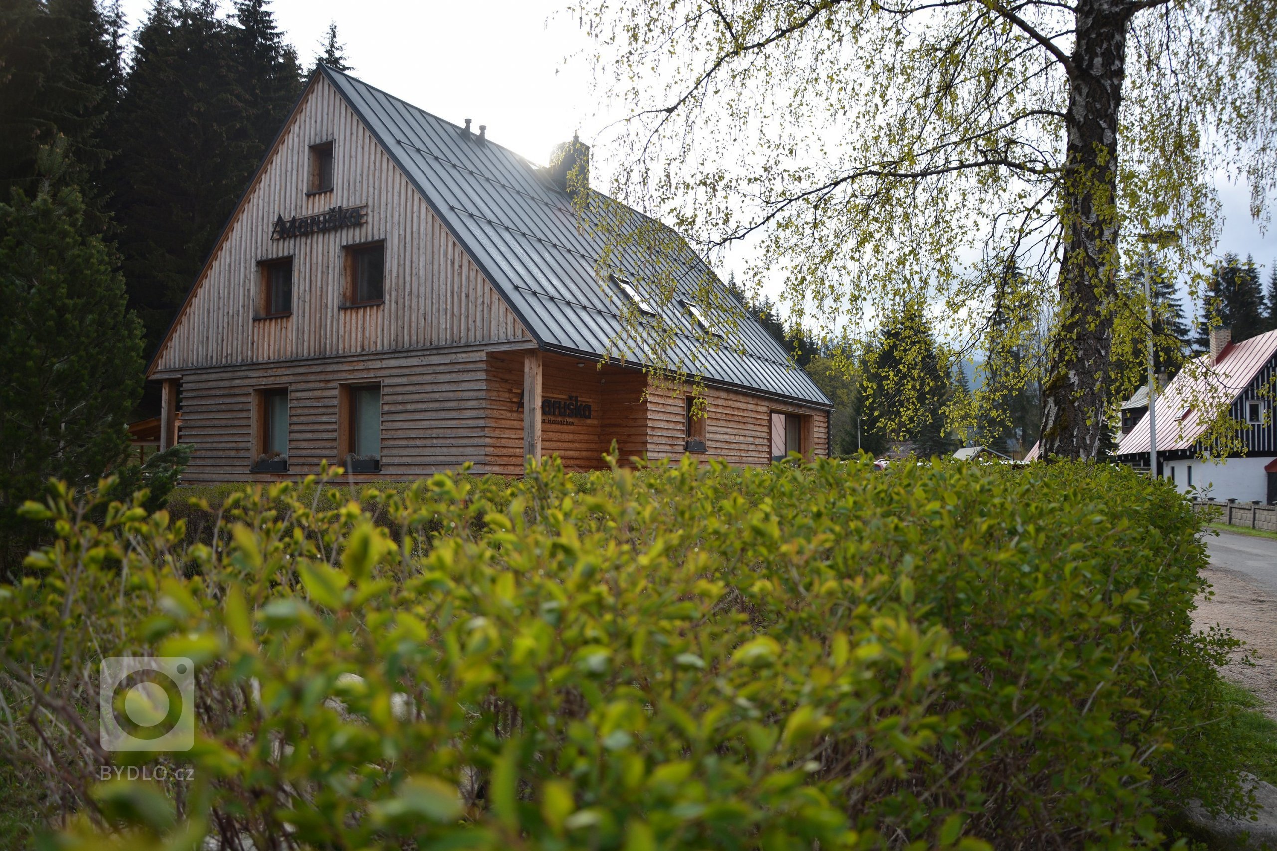 Bývalá kolonie pro úředníky celní správy byla umístěna do Anenského údolí u&nbsp;Harrachova. Je to krásné místo, kterým se vine říčka Mumlava a&nbsp;nyní je to…