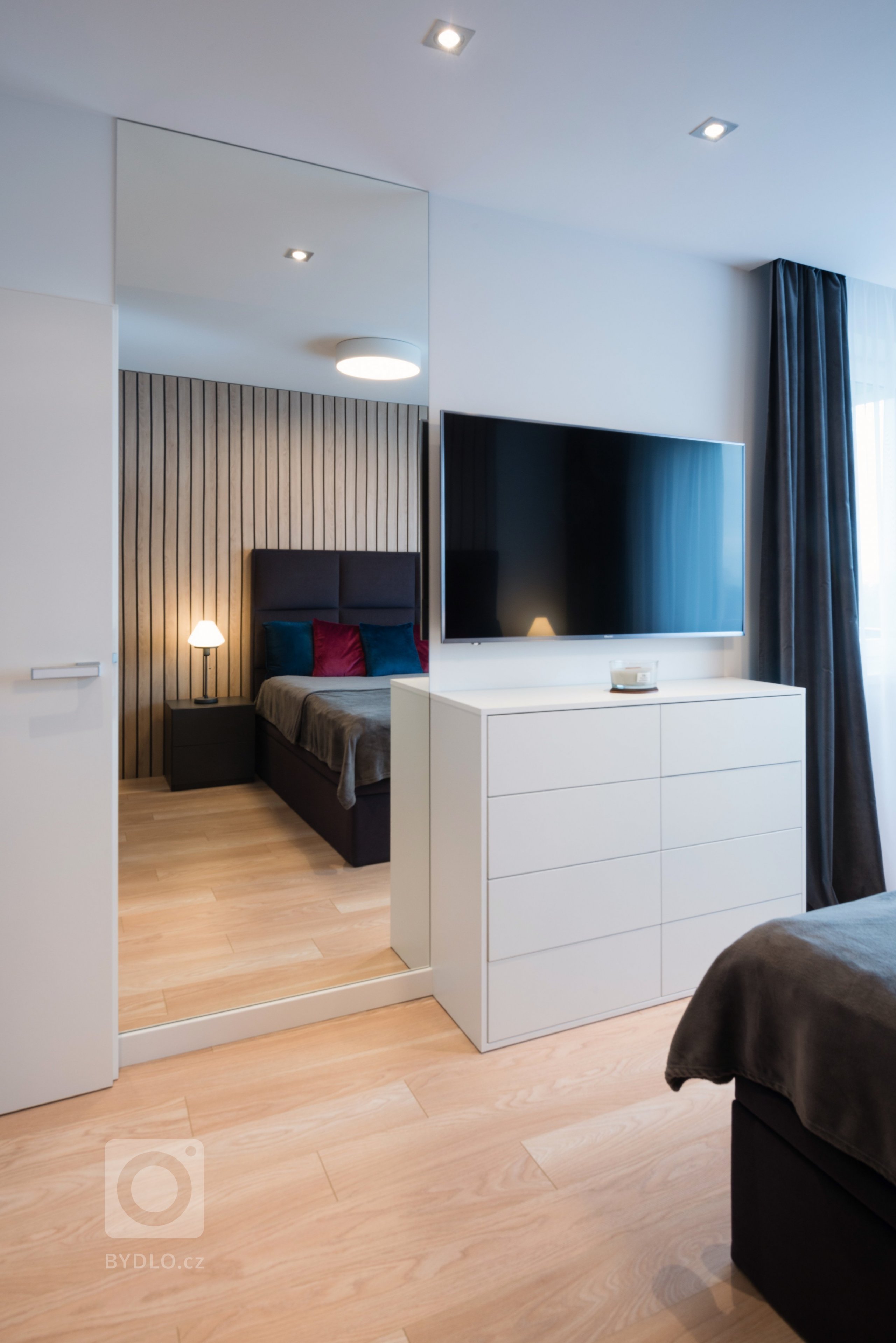 REALIZACE NÁVRHU INTERIÉRU BYTU PRO MLADÉHO MUŽE V BRATISLAVĚ.

Realizace&nbsp;interiéru bytu&nbsp;pro mladého muže.&nbsp;V interiéru převládá kombinace…