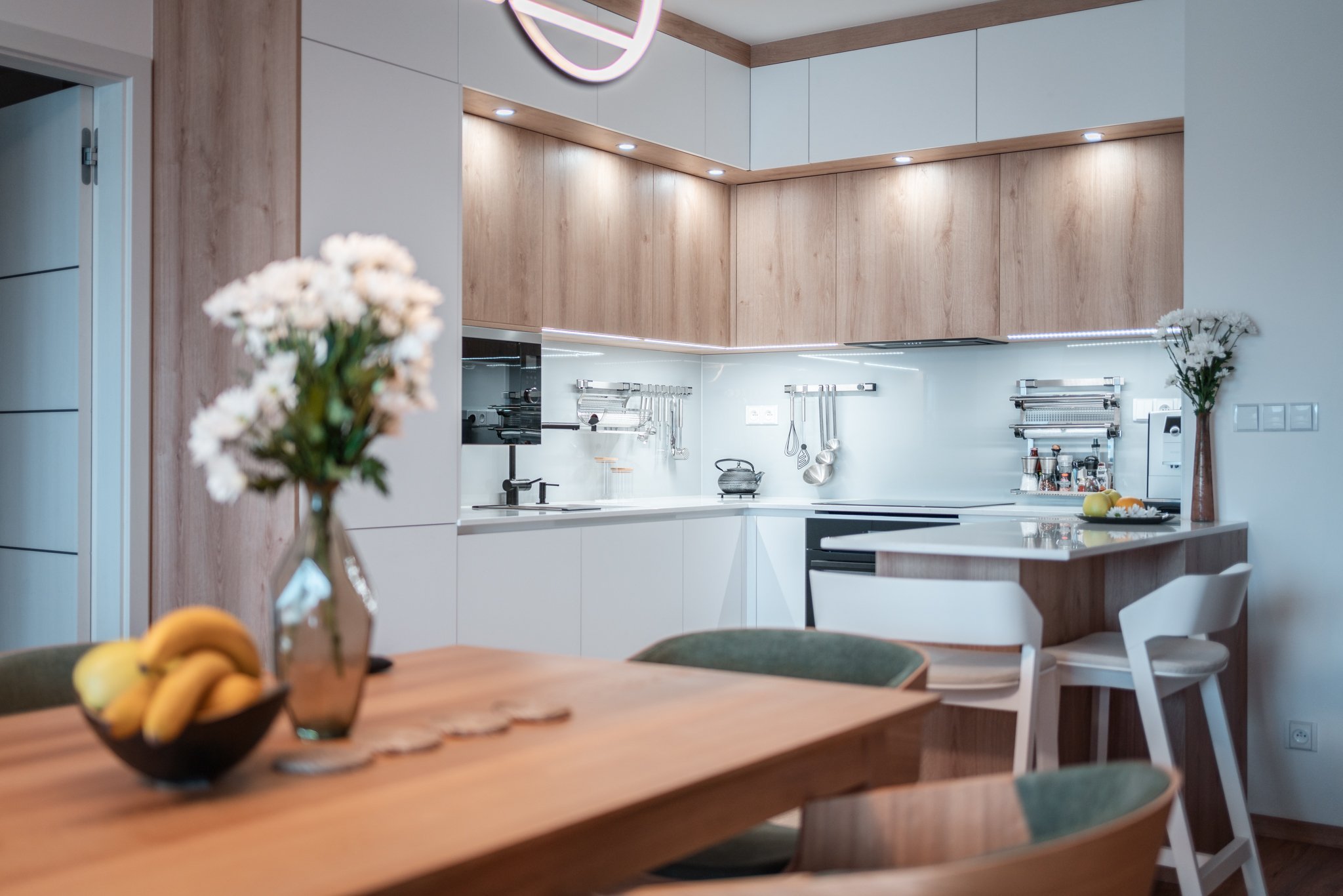 Realizace bytu v klidné části Hrádce&nbsp;Králové, který se nese především v hřejivých tónech. Dekor dřeva se prolíná celým bytem.
&nbsp;
