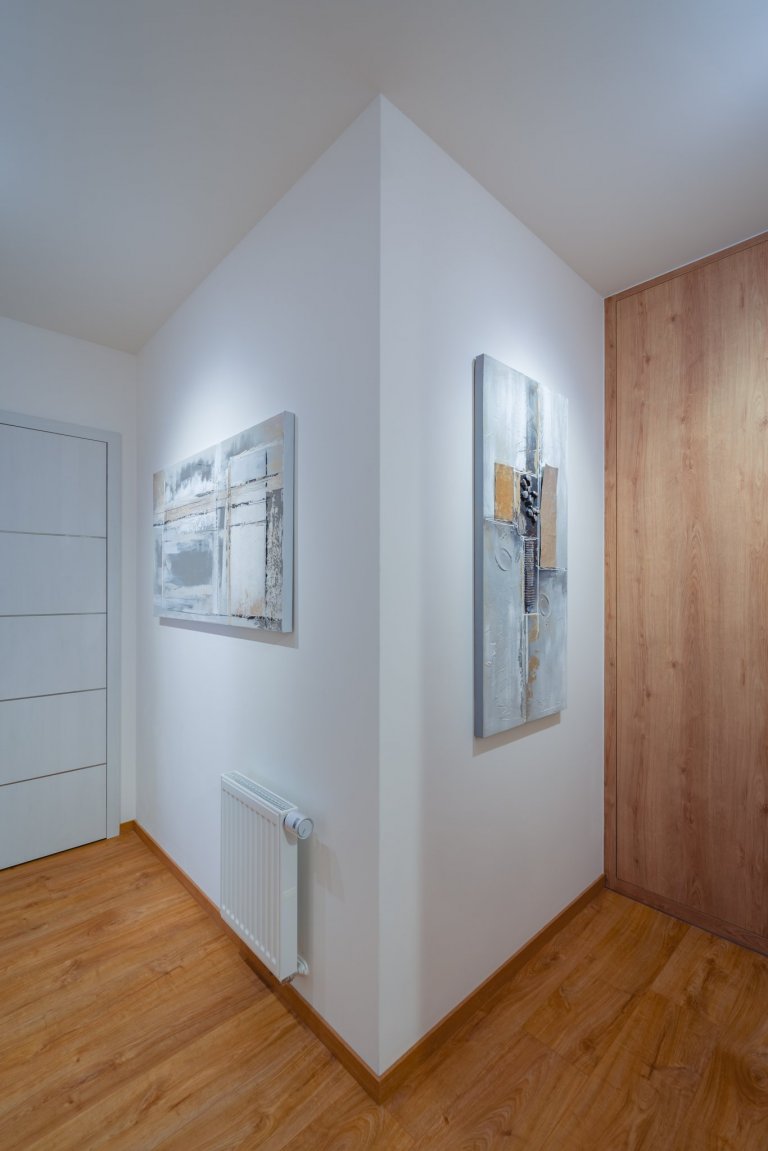 Realizace bytu v klidné části Hrádce&nbsp;Králové, který se nese především v hřejivých tónech. Dekor dřeva se prolíná celým bytem.
&nbsp;
