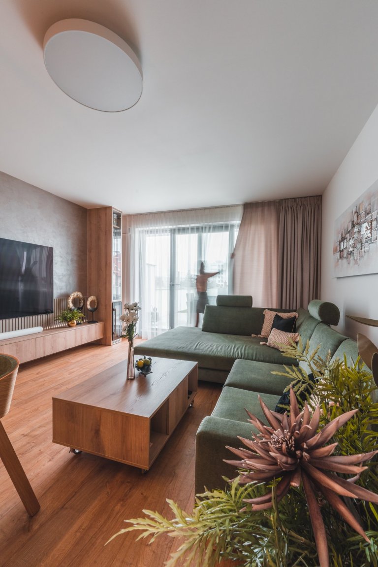 Realizace bytu v klidné části Hrádce&nbsp;Králové, který se nese především v hřejivých tónech. Dekor dřeva se prolíná celým bytem.
&nbsp;
