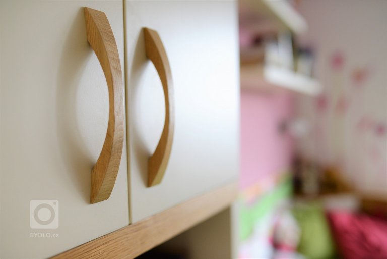 Zde bylo zadání jasné: &quot;Máme dubovou postel od dědečka a k tomu potřebujeme dotvořit zbytek pokoje s možností variability.&quot;

Celá realizace…