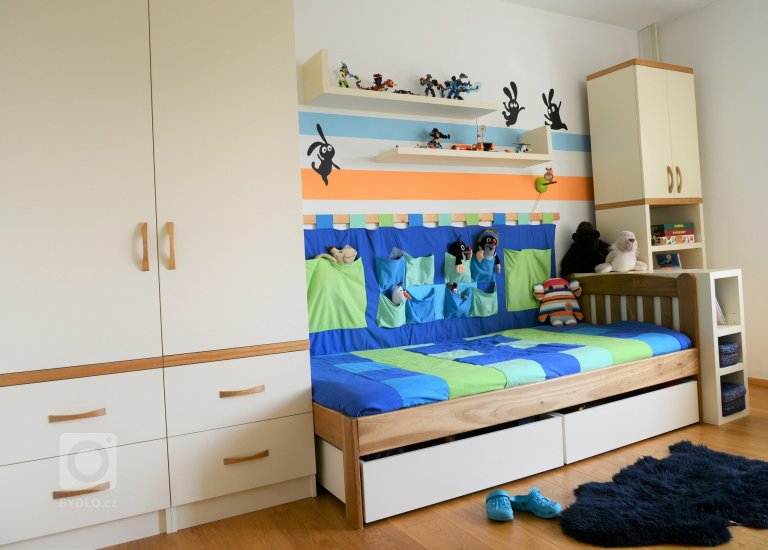 Zde bylo zadání jasné: &quot;Máme dubovou postel od dědečka a k tomu potřebujeme dotvořit zbytek pokoje s možností variability.&quot;

Celá realizace…