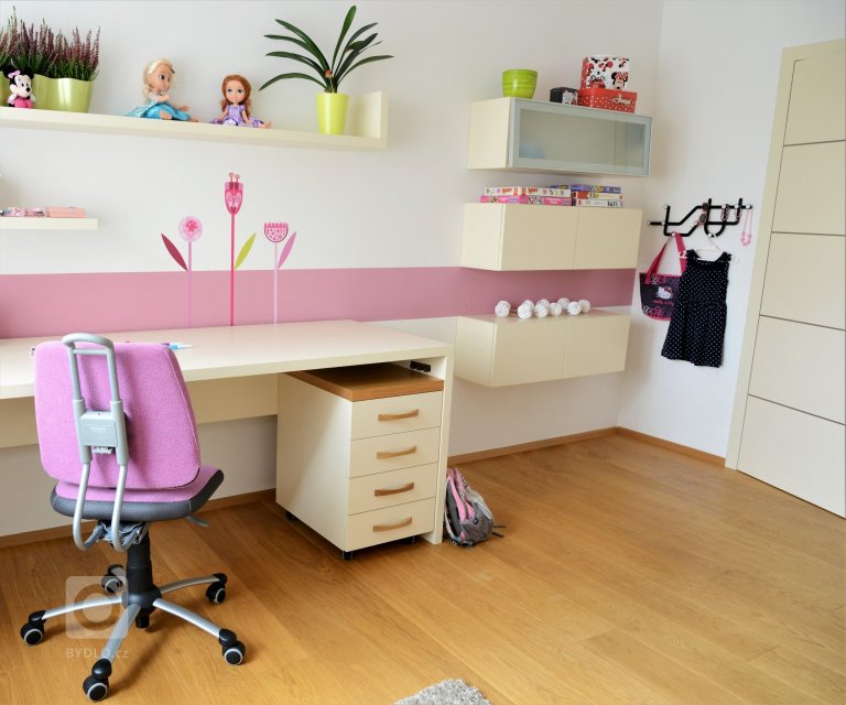 Zde bylo zadání jasné: &quot;Máme dubovou postel od dědečka a k tomu potřebujeme dotvořit zbytek pokoje s možností variability.&quot;

Celá realizace…