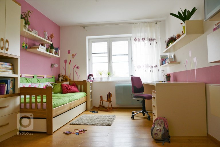 Zde bylo zadání jasné: &quot;Máme dubovou postel od dědečka a k tomu potřebujeme dotvořit zbytek pokoje s možností variability.&quot;

Celá realizace…