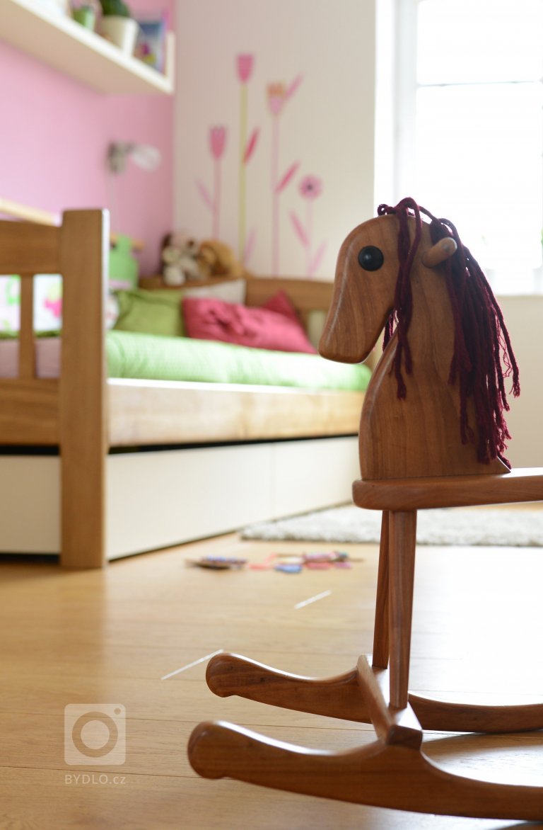 Zde bylo zadání jasné: &quot;Máme dubovou postel od dědečka a k tomu potřebujeme dotvořit zbytek pokoje s možností variability.&quot;

Celá realizace…