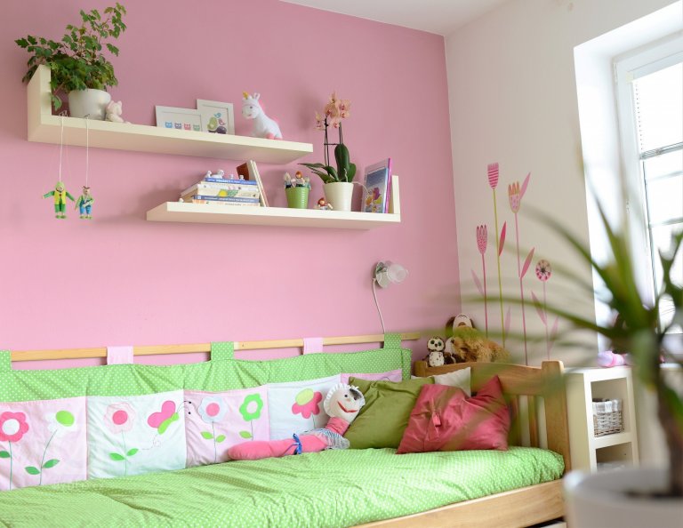 Zde bylo zadání jasné: &quot;Máme dubovou postel od dědečka a k tomu potřebujeme dotvořit zbytek pokoje s možností variability.&quot;

Celá realizace…