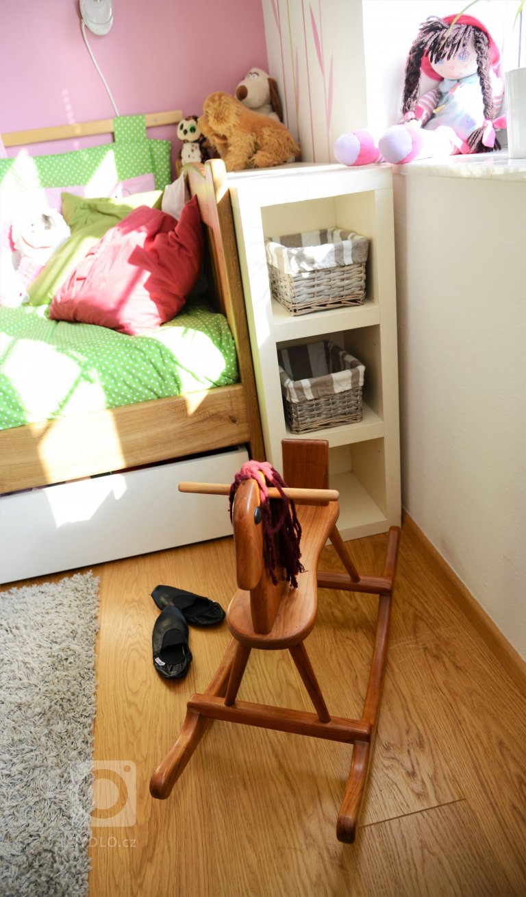 Zde bylo zadání jasné: &quot;Máme dubovou postel od dědečka a k tomu potřebujeme dotvořit zbytek pokoje s možností variability.&quot;

Celá realizace…