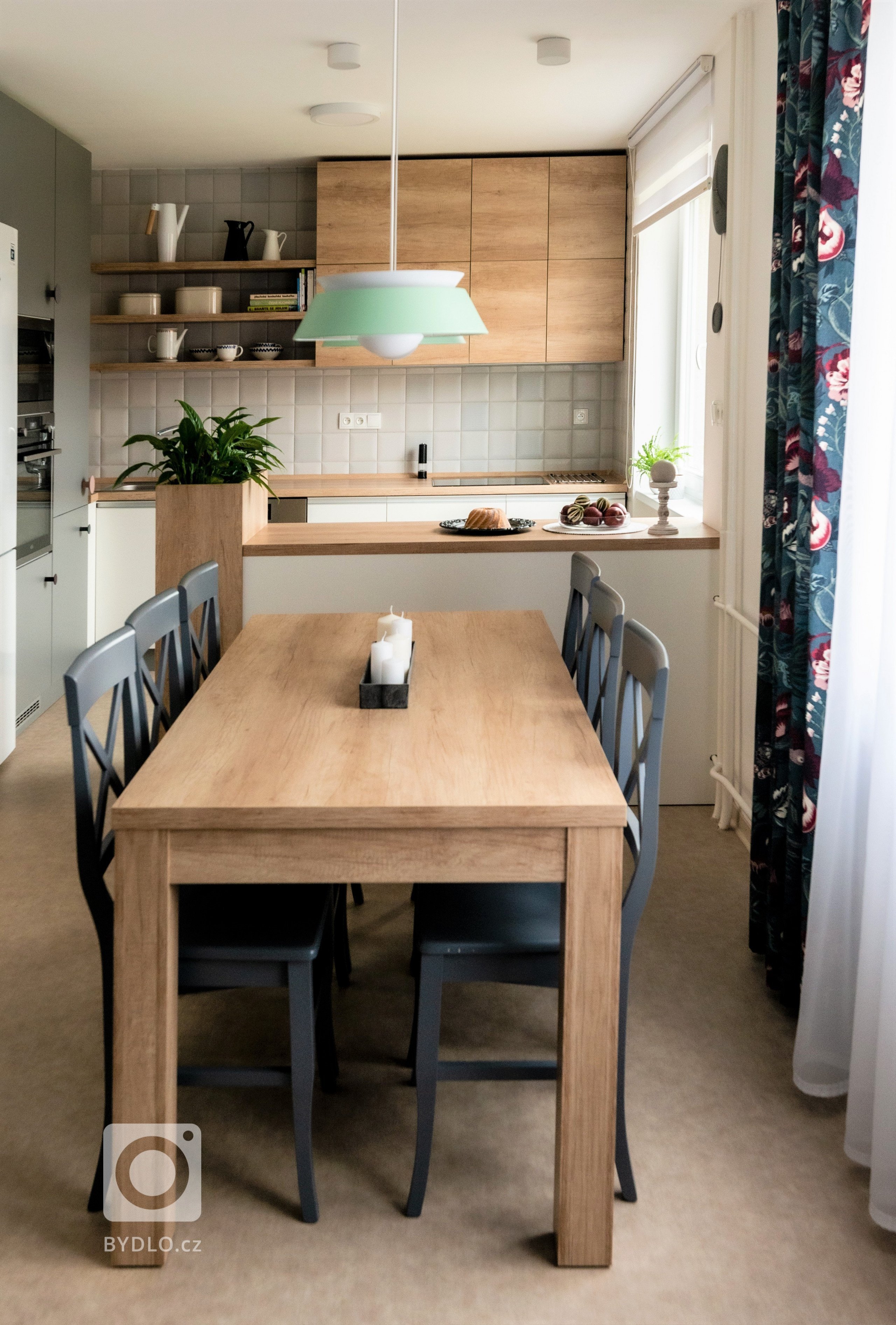 Byt se nachází v&nbsp;bytovém domě ze 70. let minulého století.

Když jsem poprvé vstoupila do upravovaného bytu, dýchnul na mě duch mých dětských let a…