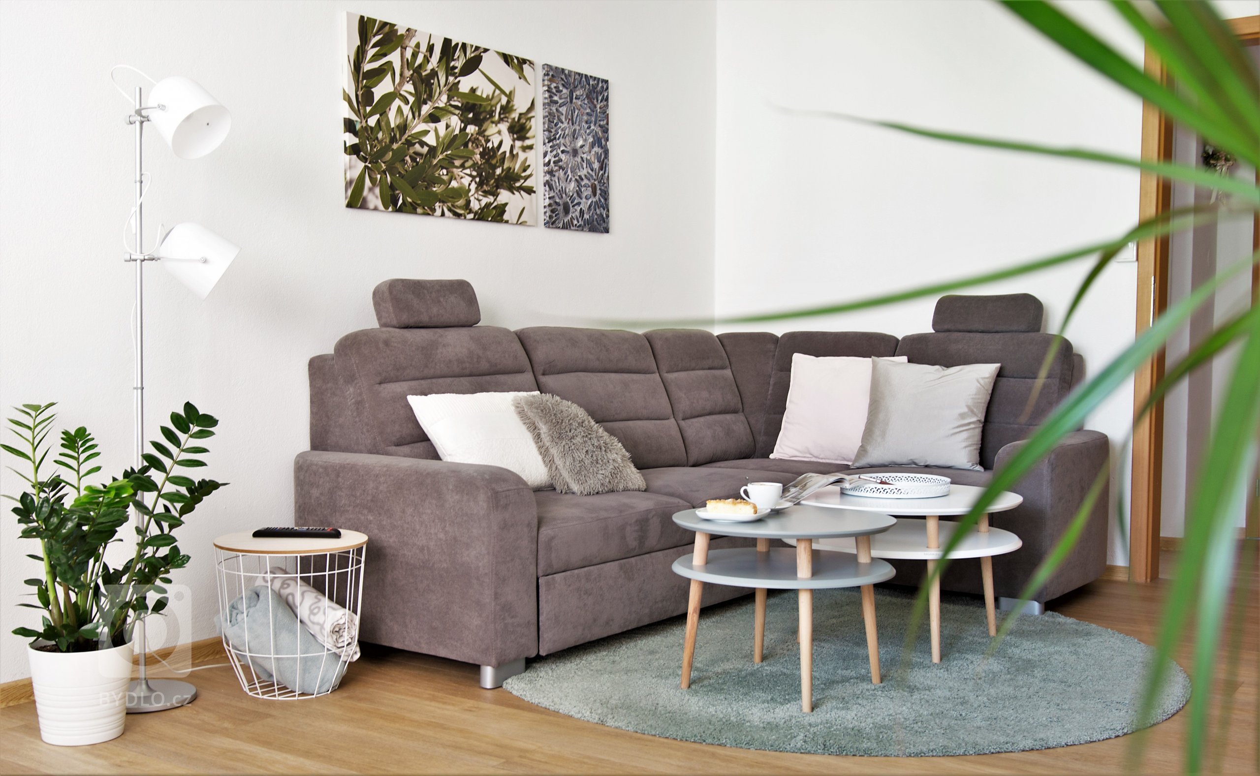 Celému interiéru dominují přirozené barvy dřeva a&nbsp;bílých ploch kombinovaných s&nbsp;tlumenými odstíny šedé, šedomodré zelené a&nbsp;trendové růžové.
…