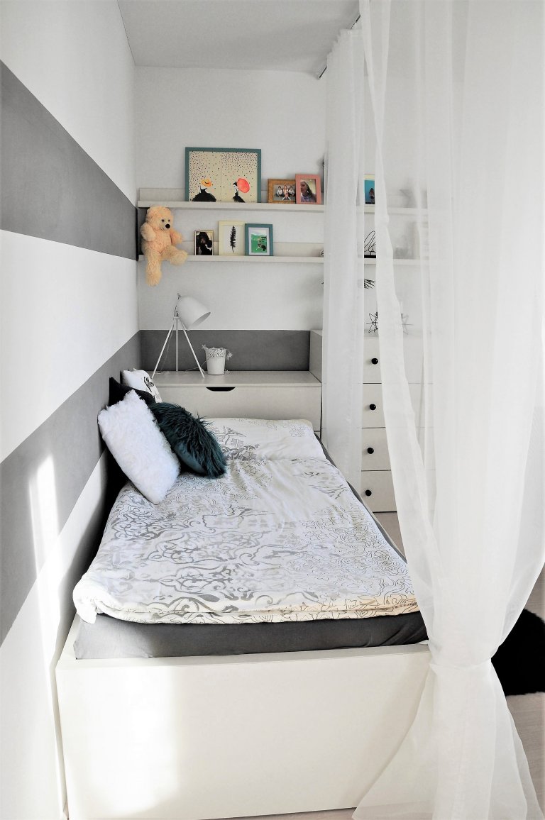 Hlavním požadavkem klientů rodičů bylo odstranit okoukanou oranžovou barvu na nábytku a vytvořit pro dospívající dceru prostor odpovídající jejímu věku. To vše…