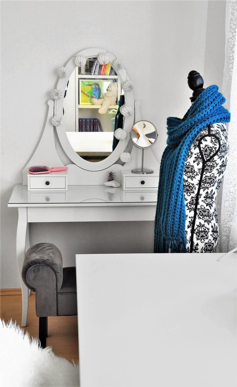 Hlavním požadavkem klientů rodičů bylo odstranit okoukanou oranžovou barvu na nábytku a vytvořit pro dospívající dceru prostor odpovídající jejímu věku. To vše…