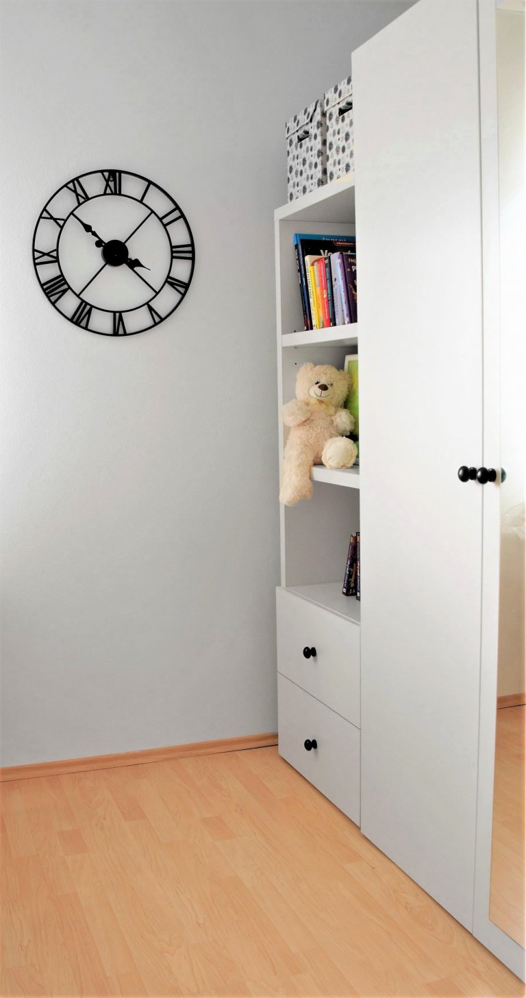 Hlavním požadavkem klientů rodičů bylo odstranit okoukanou oranžovou barvu na nábytku a vytvořit pro dospívající dceru prostor odpovídající jejímu věku. To vše…