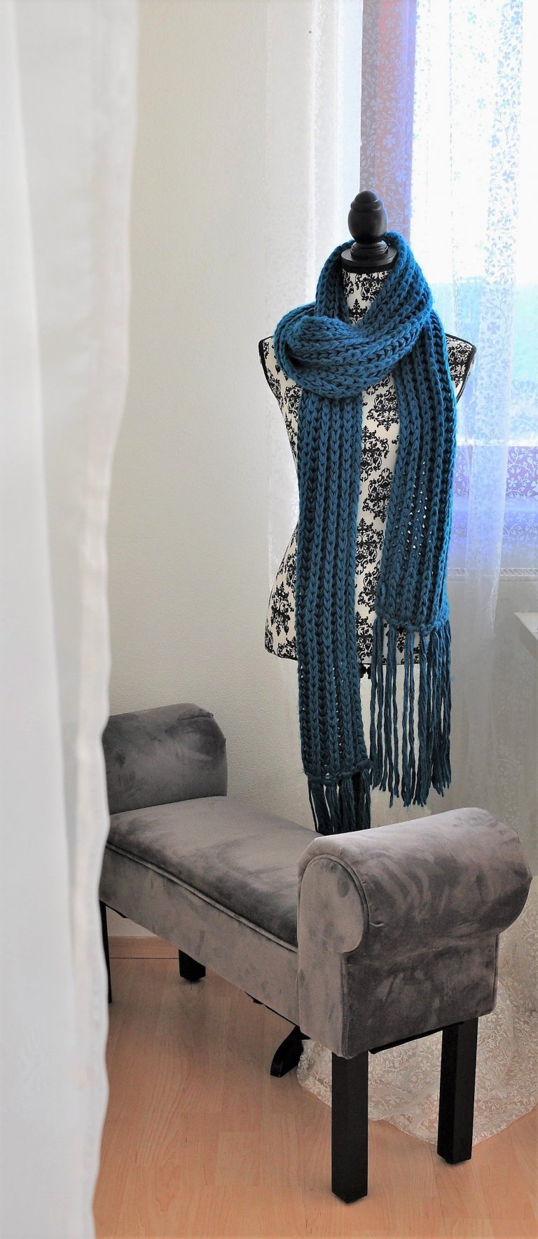 Hlavním požadavkem klientů rodičů bylo odstranit okoukanou oranžovou barvu na nábytku a vytvořit pro dospívající dceru prostor odpovídající jejímu věku. To vše…