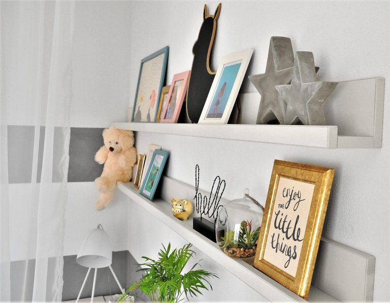 Hlavním požadavkem klientů rodičů bylo odstranit okoukanou oranžovou barvu na nábytku a vytvořit pro dospívající dceru prostor odpovídající jejímu věku. To vše…