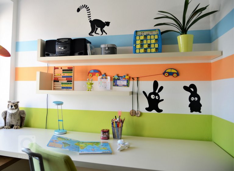 Zde bylo zadání jasné: &quot;Máme dubovou postel od dědečka a k tomu potřebujeme dotvořit zbytek pokoje s možností variability.&quot;

Celá realizace…