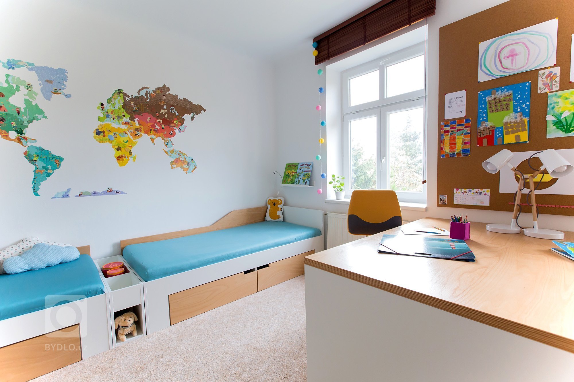 Veškerý nábytek jsme navrhly na míru v&nbsp;kombinaci bílého lamina s&nbsp;překližkou.

Skříň &bdquo;stojí&quot; na otevřených překližkových boxech, které…