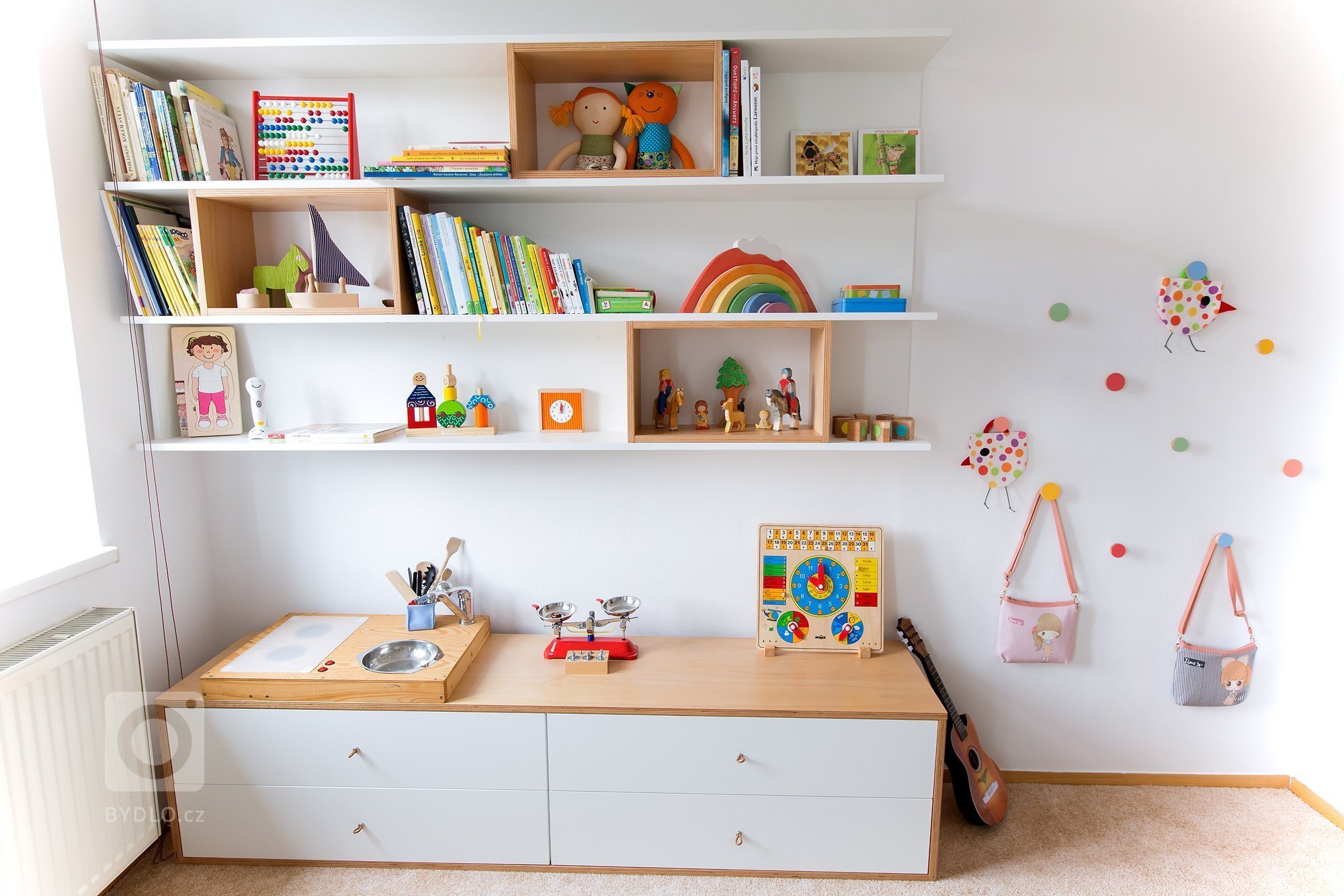 Veškerý nábytek jsme navrhly na míru v&nbsp;kombinaci bílého lamina s&nbsp;překližkou.

Skříň &bdquo;stojí&quot; na otevřených překližkových boxech, které…