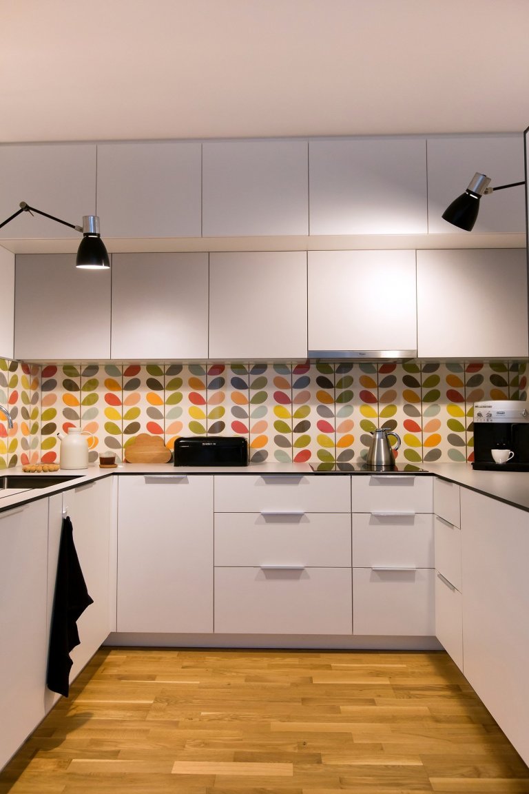 Koncept byl jasný- jednoduchá světlá linka vyladěná tapetou od Orly Kiely, která celý prostor rozzáří. Kuchyň se nachází v&nbsp;tmavém koutě bez okna, proto je…