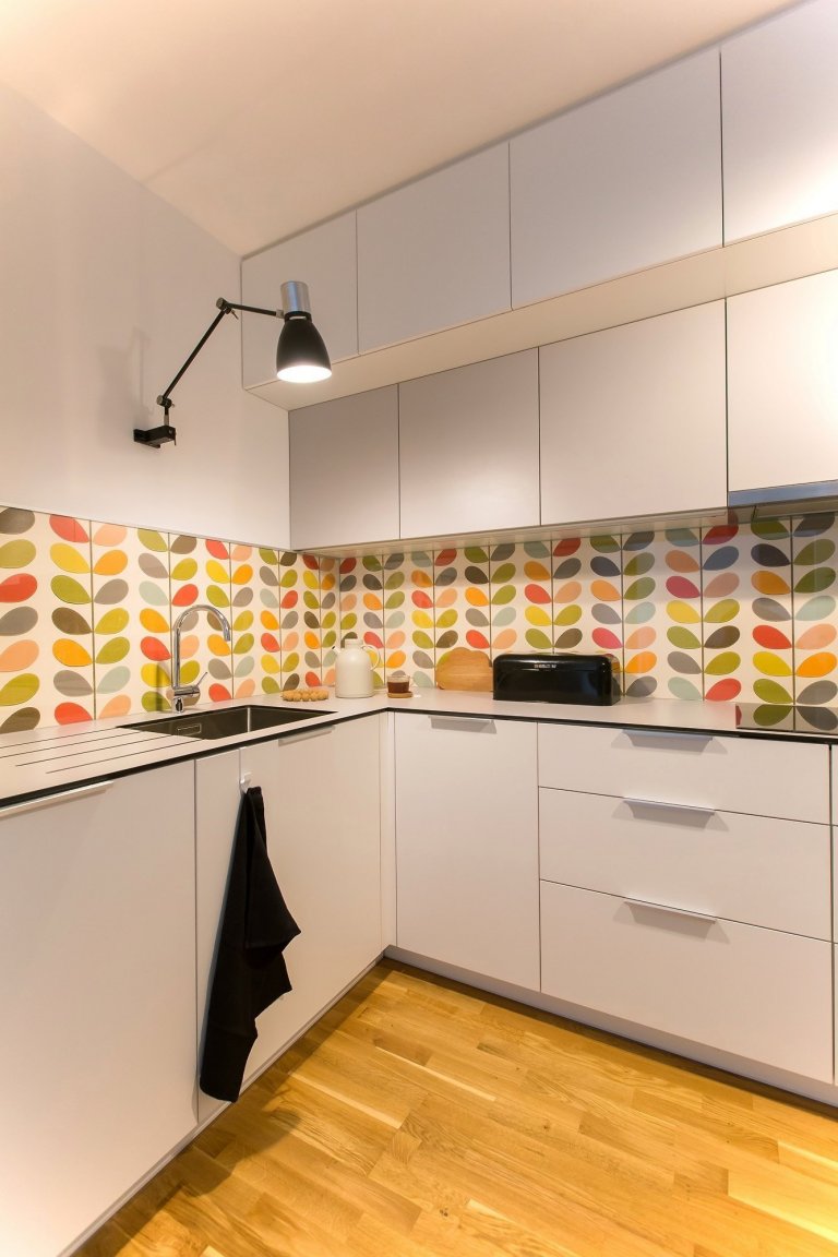 Koncept byl jasný- jednoduchá světlá linka vyladěná tapetou od Orly Kiely, která celý prostor rozzáří. Kuchyň se nachází v&nbsp;tmavém koutě bez okna, proto je…