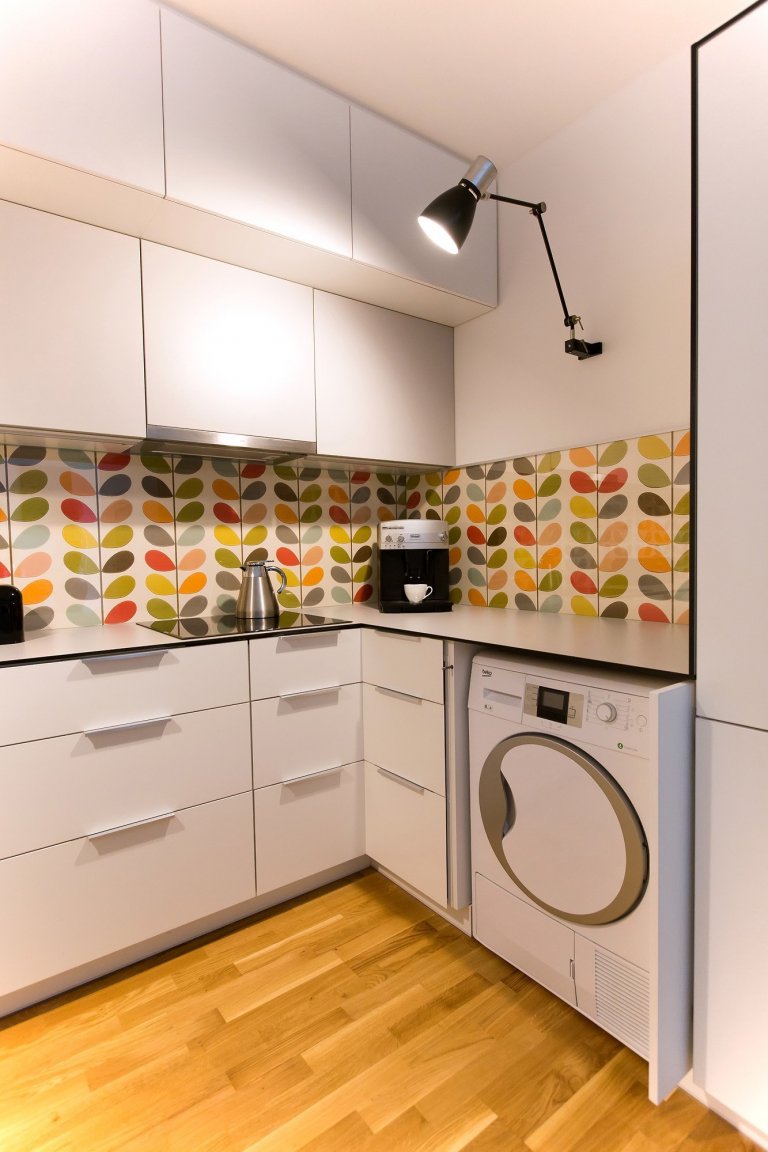 Koncept byl jasný- jednoduchá světlá linka vyladěná tapetou od Orly Kiely, která celý prostor rozzáří. Kuchyň se nachází v&nbsp;tmavém koutě bez okna, proto je…