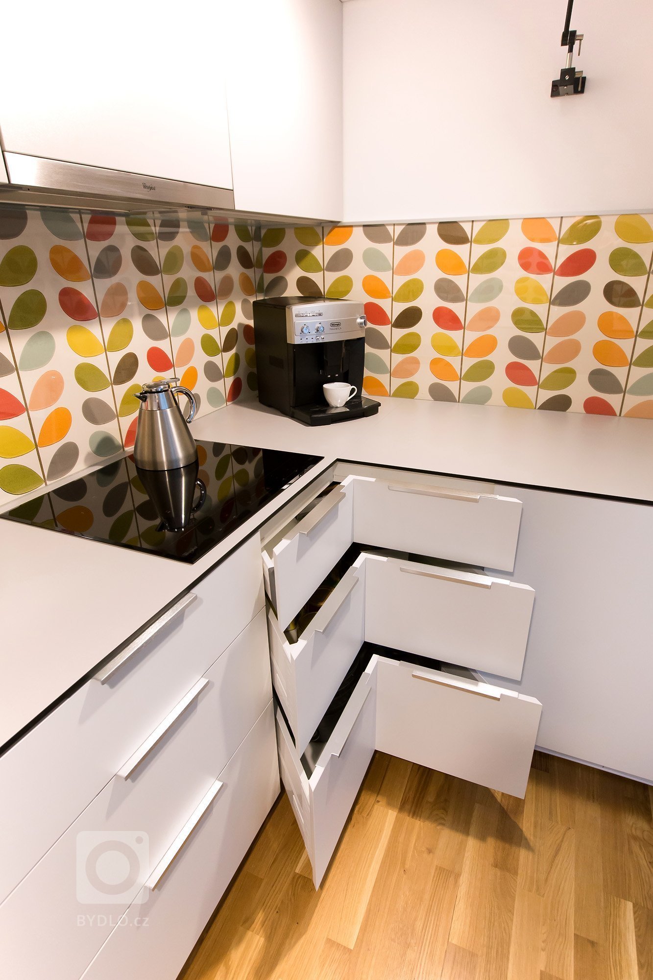 Koncept byl jasný- jednoduchá světlá linka vyladěná tapetou od Orly Kiely, která celý prostor rozzáří. Kuchyň se nachází v&nbsp;tmavém koutě bez okna, proto je…