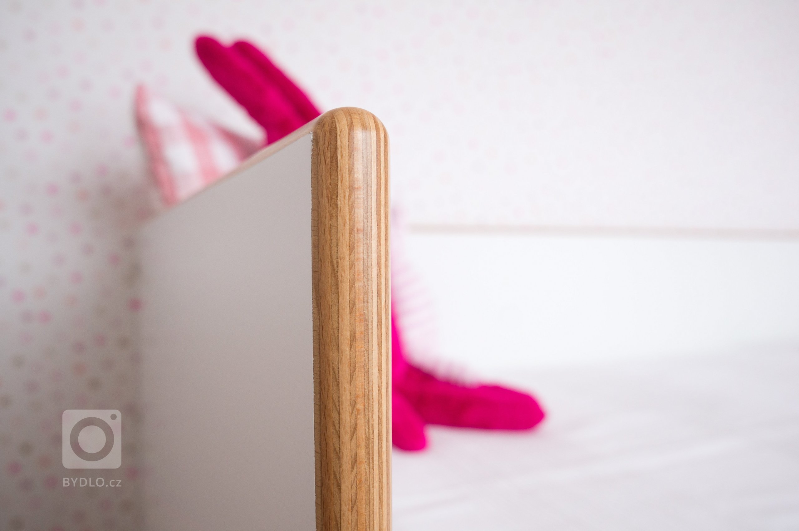 Pokojíček pro holčičku ve školkovém věku a až z ní bude školačka, stačí jen přidat stůl pod okno a nad něj přemístit poličku &quot;houses&quot;.
Nábytek je…