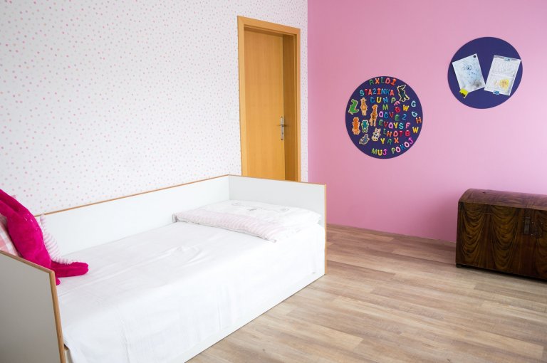Pokojíček pro holčičku ve školkovém věku a až z ní bude školačka, stačí jen přidat stůl pod okno a nad něj přemístit poličku &quot;houses&quot;.
Nábytek je…