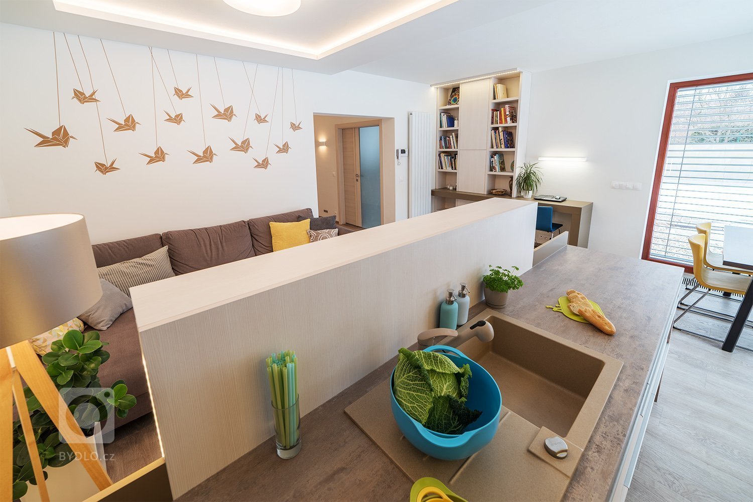 Novostavba jednopodlažního rodinného domu se nachází kousek od centra Brna a je ukrytá v atriu nového bytového domu. Poskytuje&nbsp;tedy dostatek soukromí a…