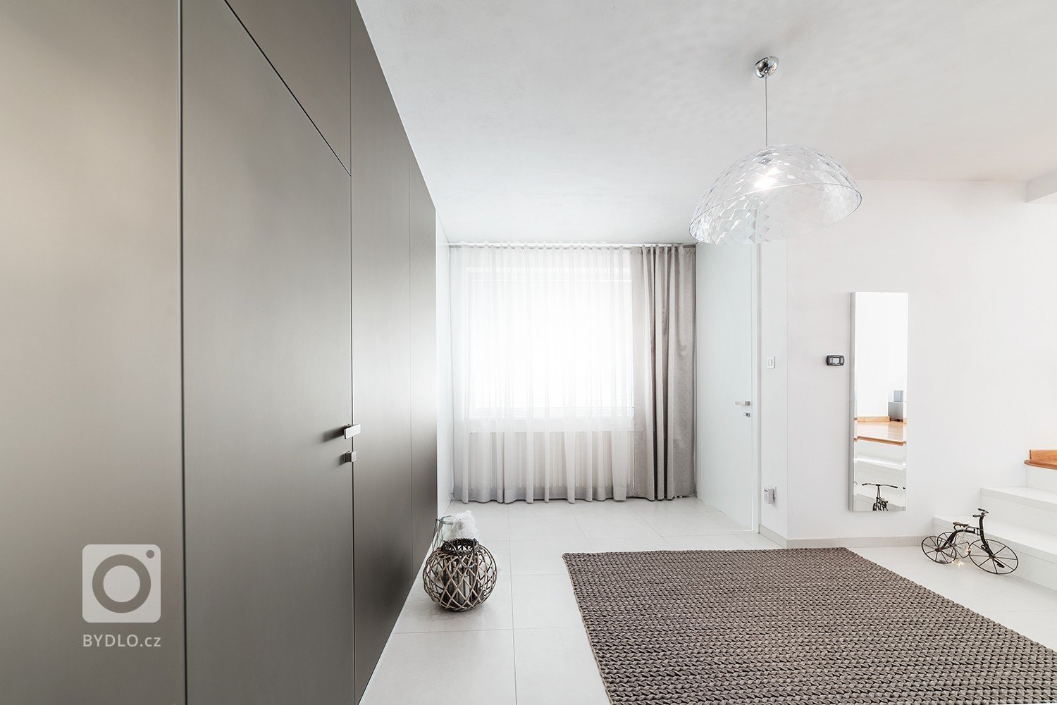 Minimalistická, vzdušná a čistá &ndash; takový byl požadavek paní majitelky na proměnu vstupní haly a koupelny v rodinném domě. Dominantním materiálem je sklo…