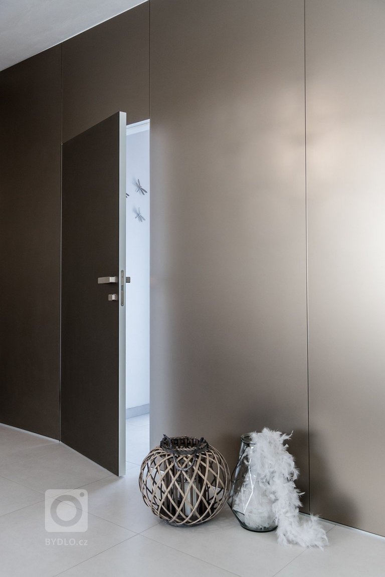 Minimalistická, vzdušná a čistá &ndash; takový byl požadavek paní majitelky na proměnu vstupní haly a koupelny v rodinném domě. Dominantním materiálem je sklo…