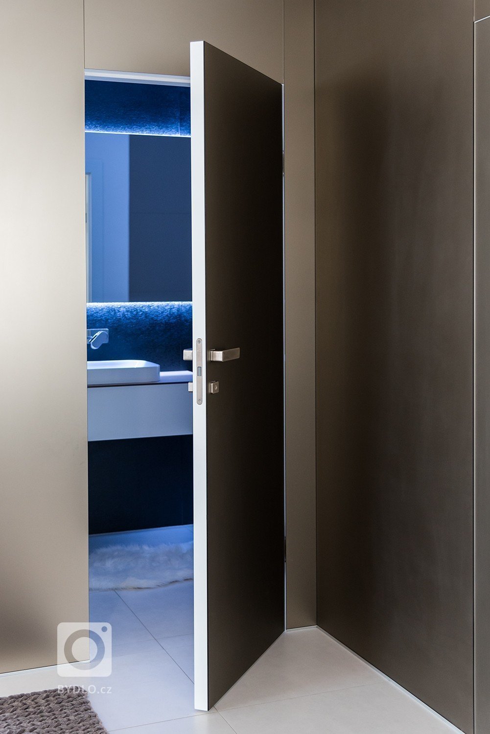 Minimalistická, vzdušná a čistá &ndash; takový byl požadavek paní majitelky na proměnu vstupní haly a koupelny v rodinném domě. Dominantním materiálem je sklo…