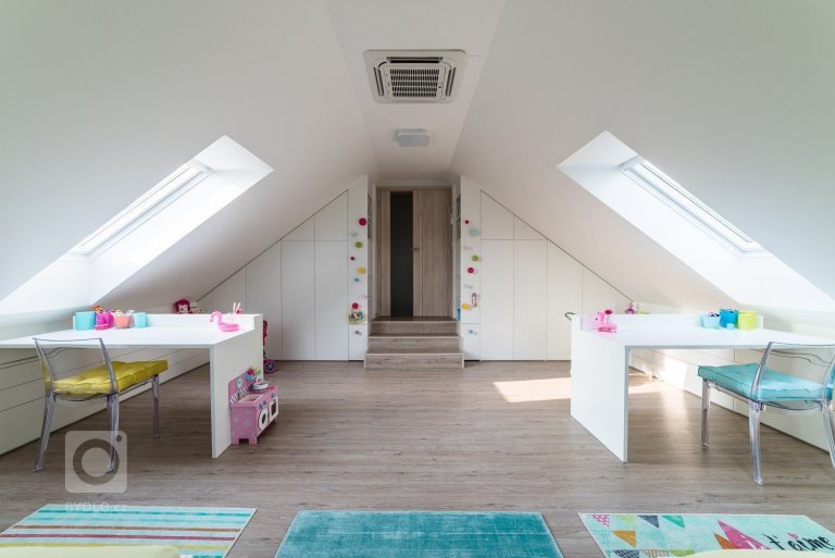 Prostorný slunný pokojíček je orientován na jih a je určen pro dvě holky &ndash; dvojčata.&nbsp; Podkroví nabízí dostatek místa pro hry i úložné prostory.…