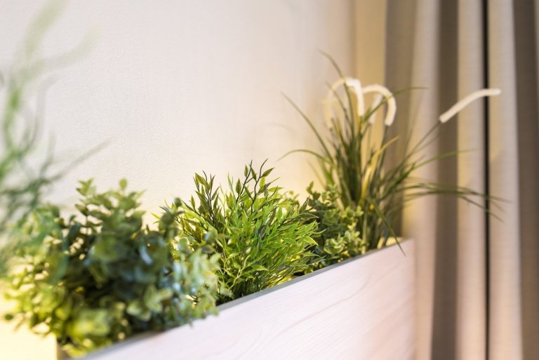 Obývací pokoj se zahrádkou pro starší manžele, kteří si pořídili pohodlné bydlení na léta zaslouženého odpočinku. Jejich přáním byla střídmost a jednoduchost.…