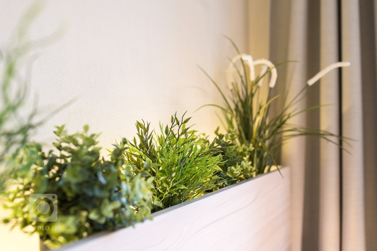 Obývací pokoj se zahrádkou pro starší manžele, kteří si pořídili pohodlné bydlení na léta zaslouženého odpočinku. Jejich přáním byla střídmost a jednoduchost.…