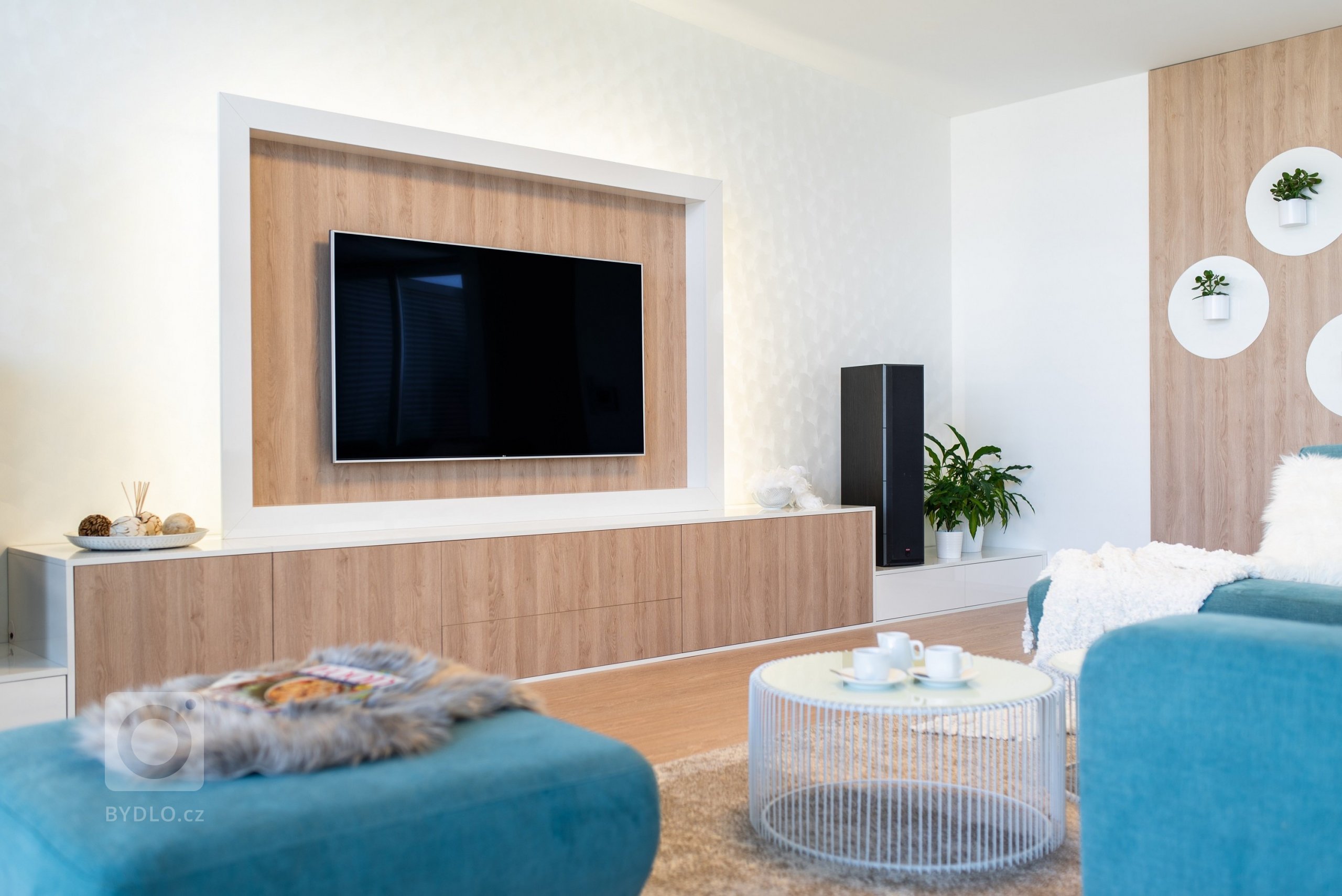 Majitelé krásného atriového domu si koupili tyrkysovou pohovku. Na mě se obrátili,&nbsp;abych k ní vymyslela obývací pokoj.
