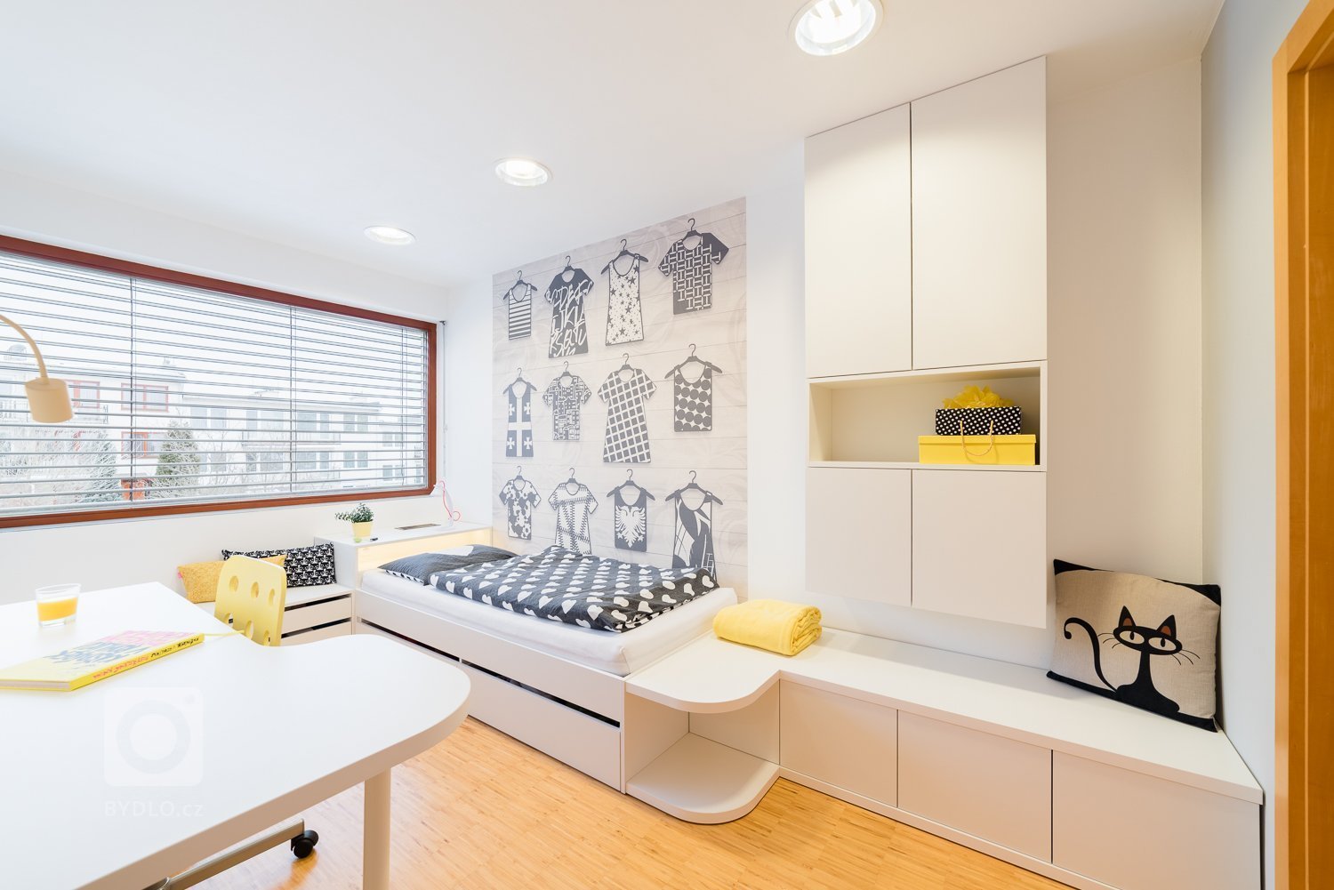 Sdílený dětský pokoj byl na přání dětí rozdělen na &quot;holčičí&quot; a &quot;klučičí&quot; část. Vzhledem k tomu, že má společná okna a jedny dveře, nebylo…