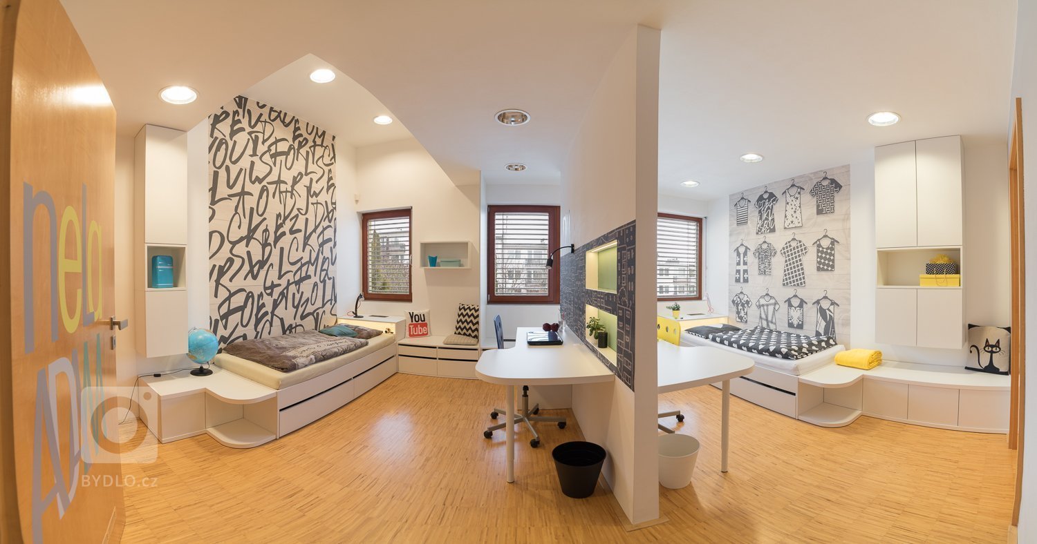 Sdílený dětský pokoj byl na přání dětí rozdělen na &quot;holčičí&quot; a &quot;klučičí&quot; část. Vzhledem k tomu, že má společná okna a jedny dveře, nebylo…