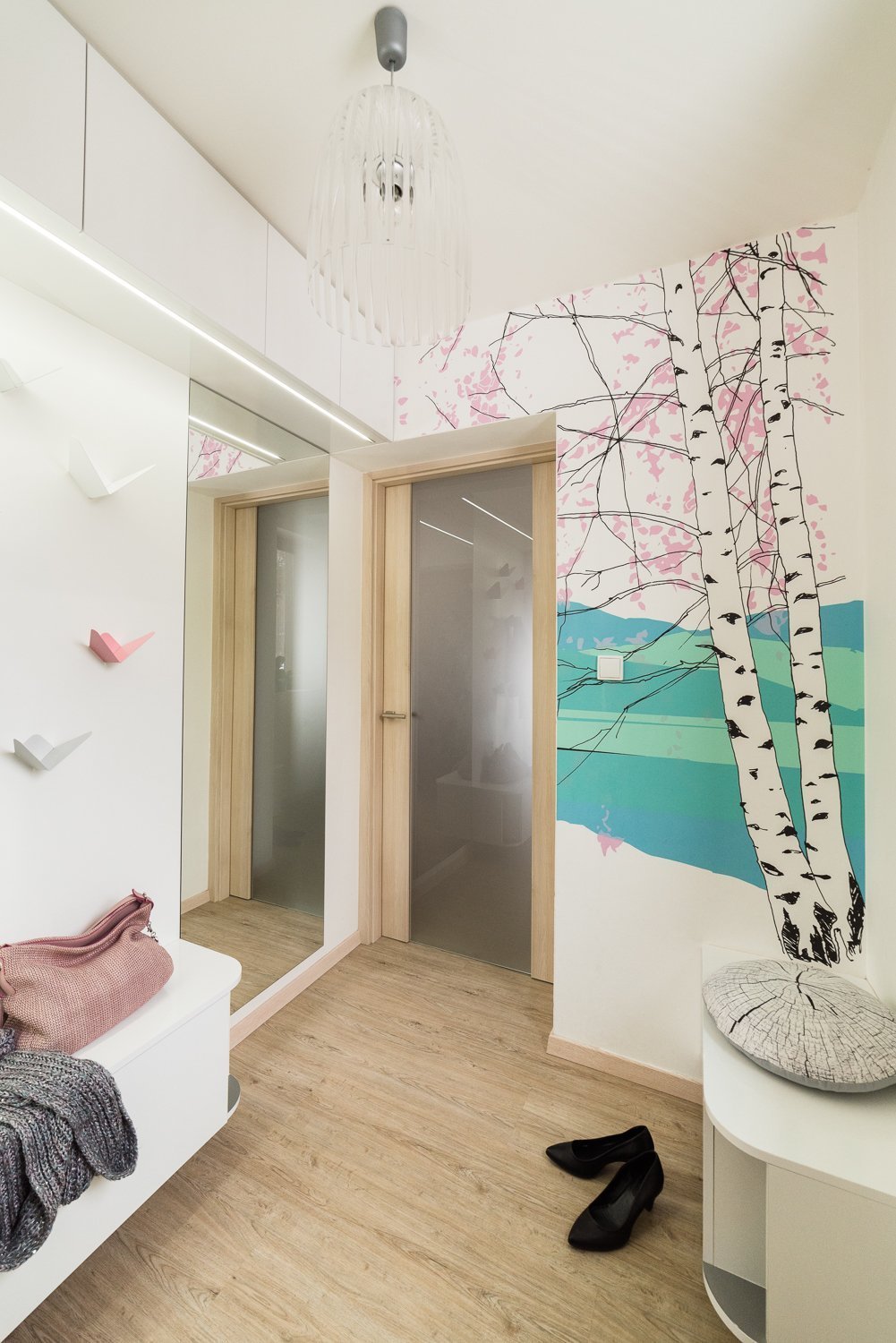 Dominantou malého zádveří RD je tapeta s motivem bříz od finské značky Marimekko, která je známá svým osobitým severským designem. Netradiční jsou i věšáky,…