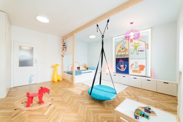 Prostrorný dětský pokoj byl navržen jako rostoucí, veškerý nábytek je zatím pro dítě ve školce&nbsp;situován u podlahy, postupem času lze doplnit nástěnné…