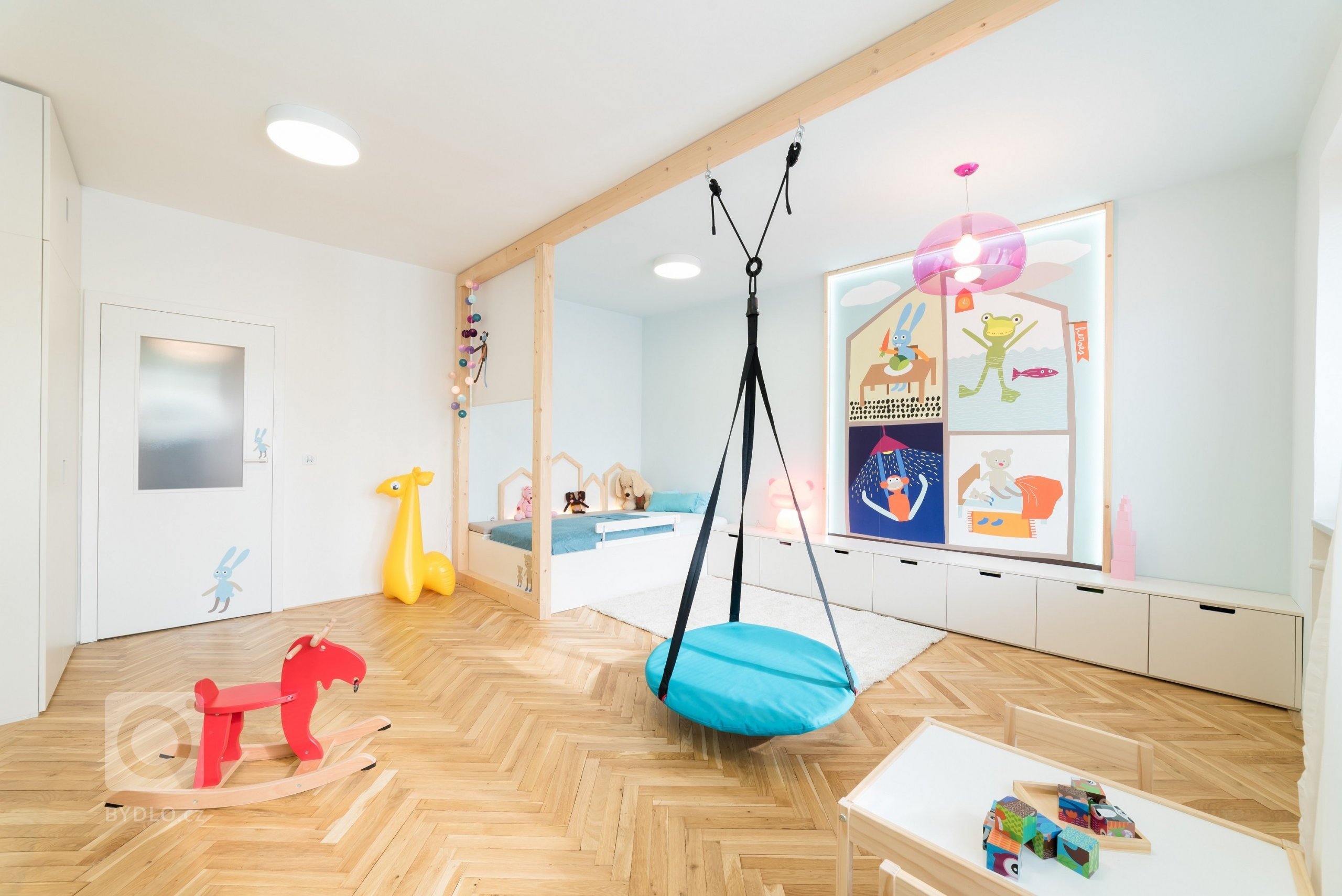 Prostrorný dětský pokoj byl navržen jako rostoucí, veškerý nábytek je zatím pro dítě ve školce&nbsp;situován u podlahy, postupem času lze doplnit nástěnné…