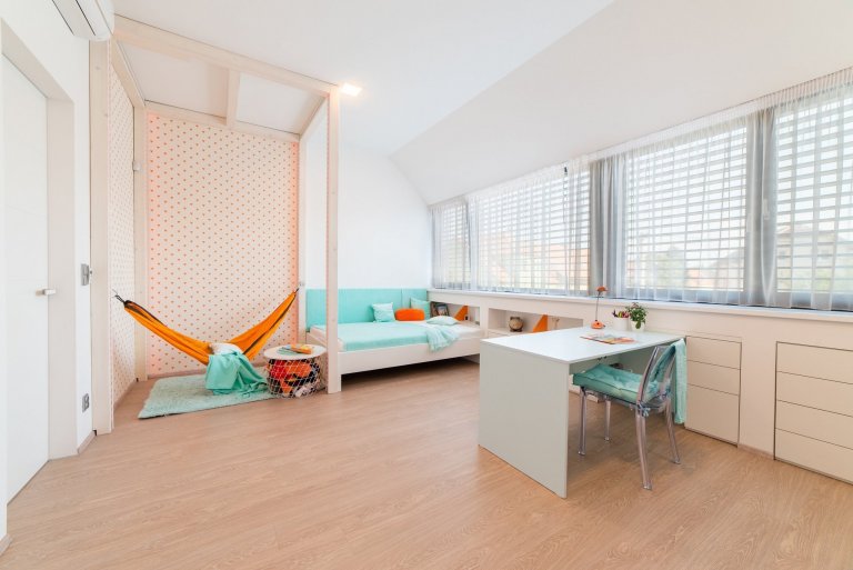 Dětský pokoj je určen pro velmi aktivní a sportovně založenou&nbsp;školačku. Místnost poskytuje dostatek místa na různé herní a sportovní prvky a díky…