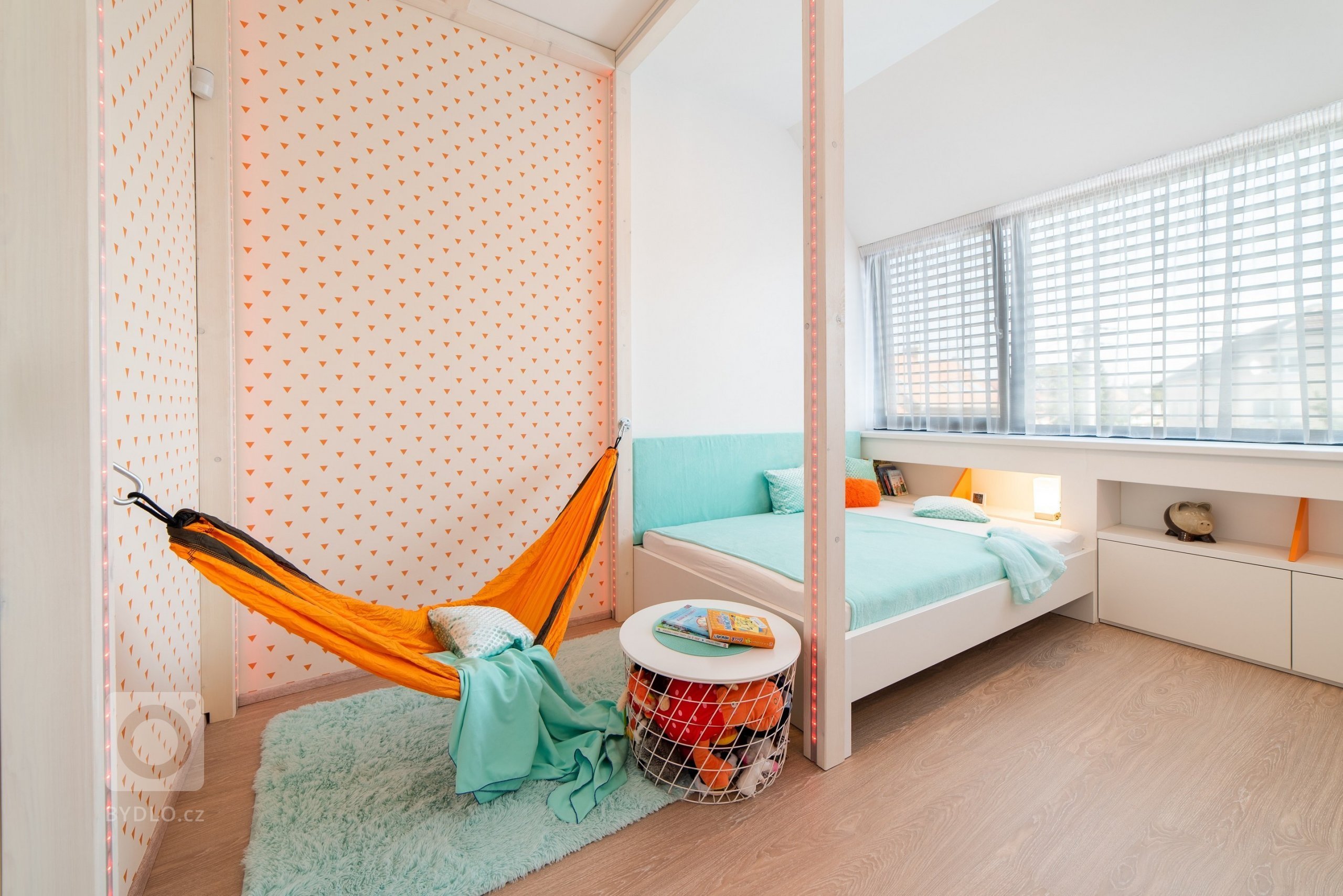 Dětský pokoj je určen pro velmi aktivní a sportovně založenou&nbsp;školačku. Místnost poskytuje dostatek místa na různé herní a sportovní prvky a díky…