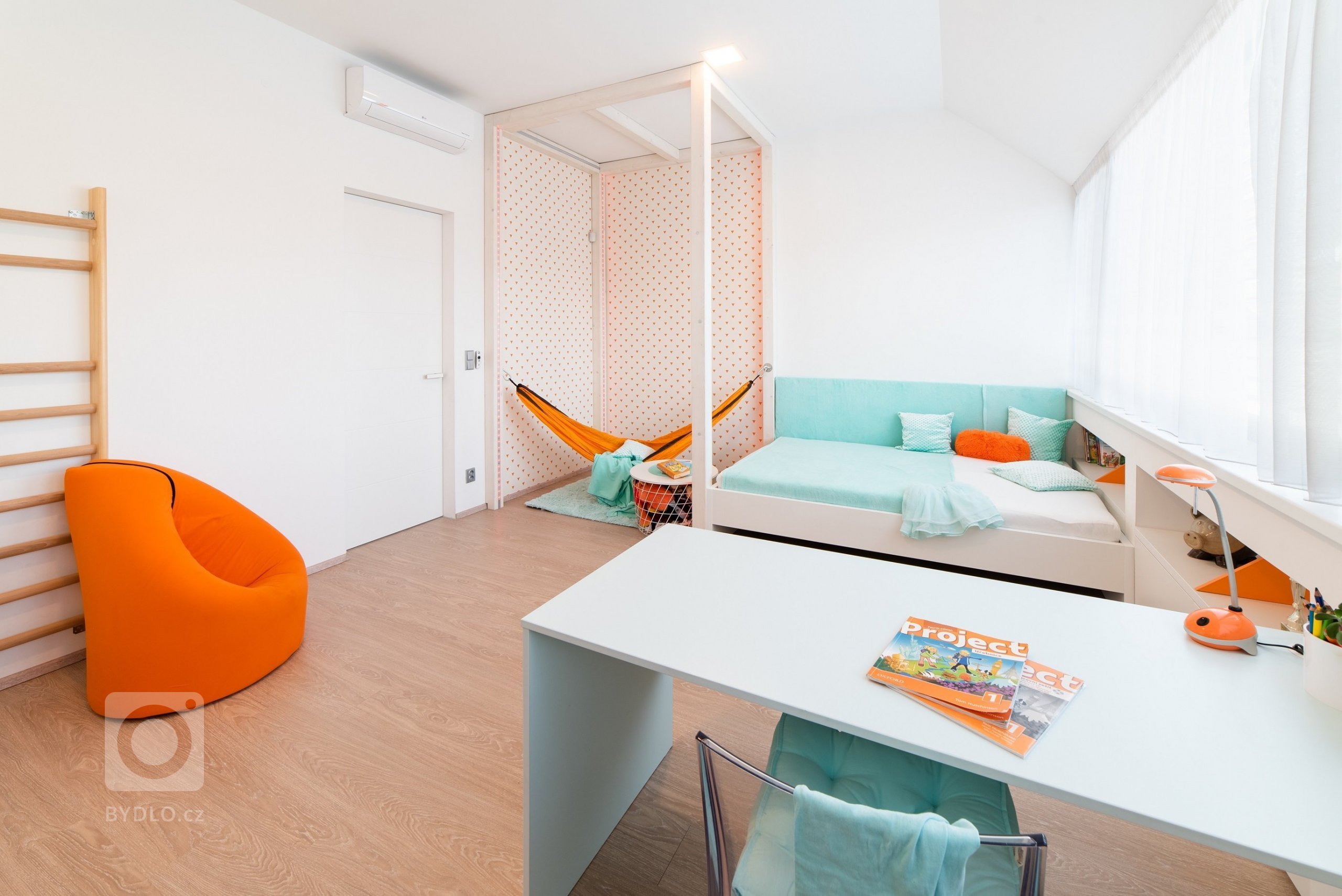 Dětský pokoj je určen pro velmi aktivní a sportovně založenou&nbsp;školačku. Místnost poskytuje dostatek místa na různé herní a sportovní prvky a díky…