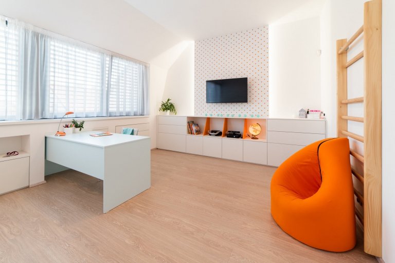 Dětský pokoj je určen pro velmi aktivní a sportovně založenou&nbsp;školačku. Místnost poskytuje dostatek místa na různé herní a sportovní prvky a díky…