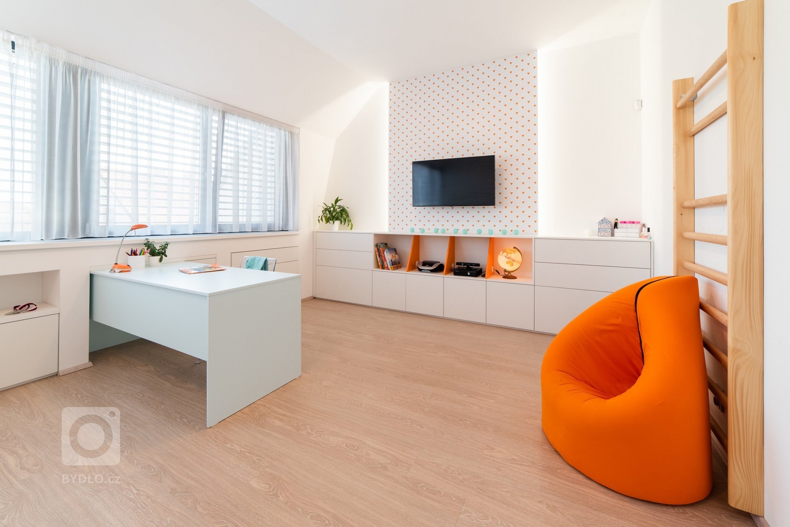 Dětský pokoj je určen pro velmi aktivní a sportovně založenou&nbsp;školačku. Místnost poskytuje dostatek místa na různé herní a sportovní prvky a díky…