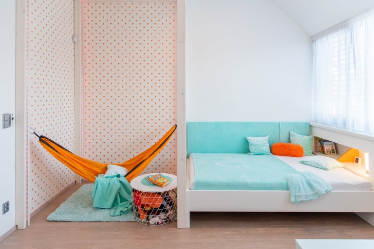 Dětský pokoj je určen pro velmi aktivní a sportovně založenou&nbsp;školačku. Místnost poskytuje dostatek místa na různé herní a sportovní prvky a díky…