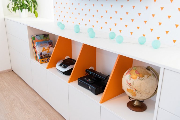 Dětský pokoj je určen pro velmi aktivní a sportovně založenou&nbsp;školačku. Místnost poskytuje dostatek místa na různé herní a sportovní prvky a díky…